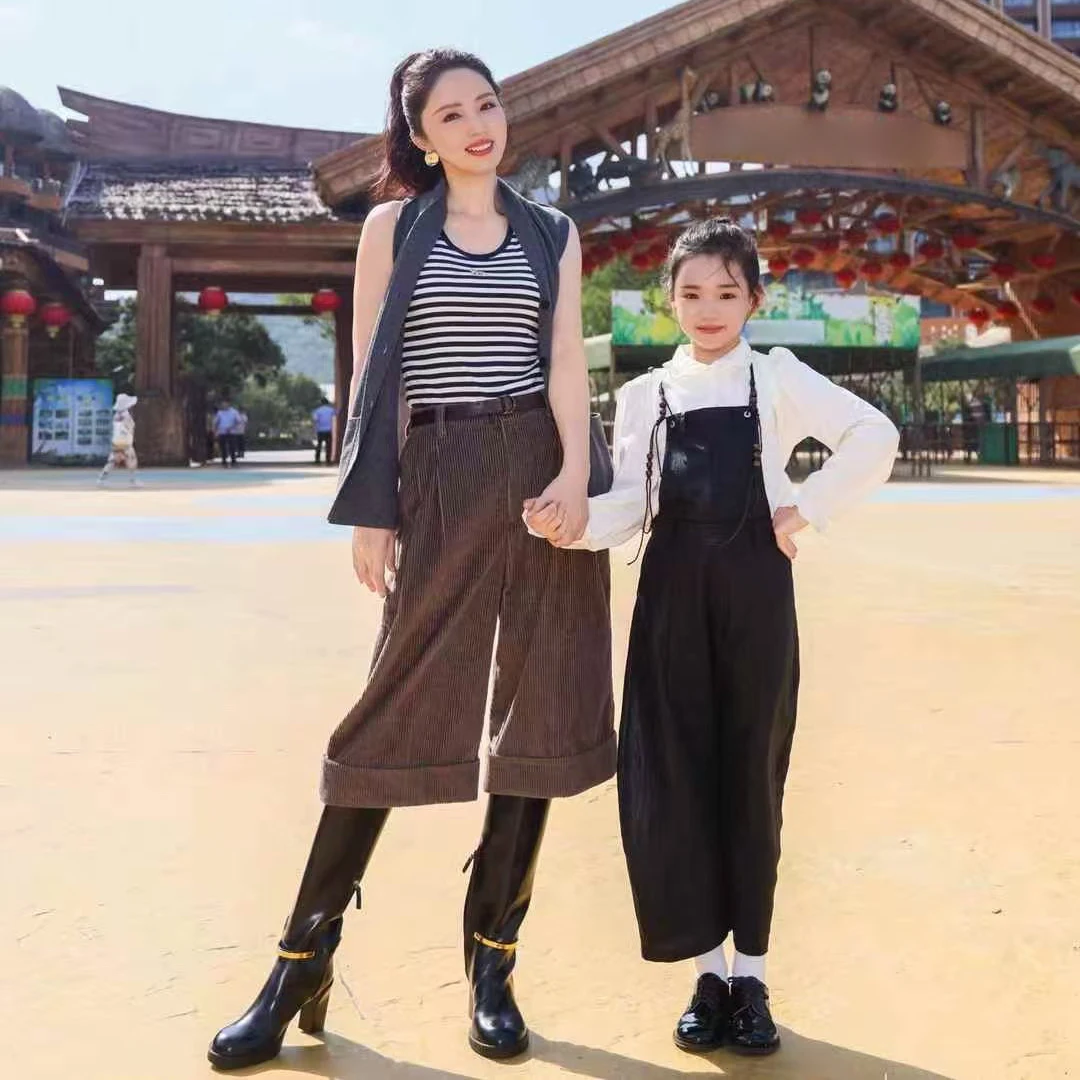 Chic Velvet Wide Leg Pants with Beaded Chain Decoration Cuffed Five-Point Pants Autumn Winter Faion for Ladies Casual Wear