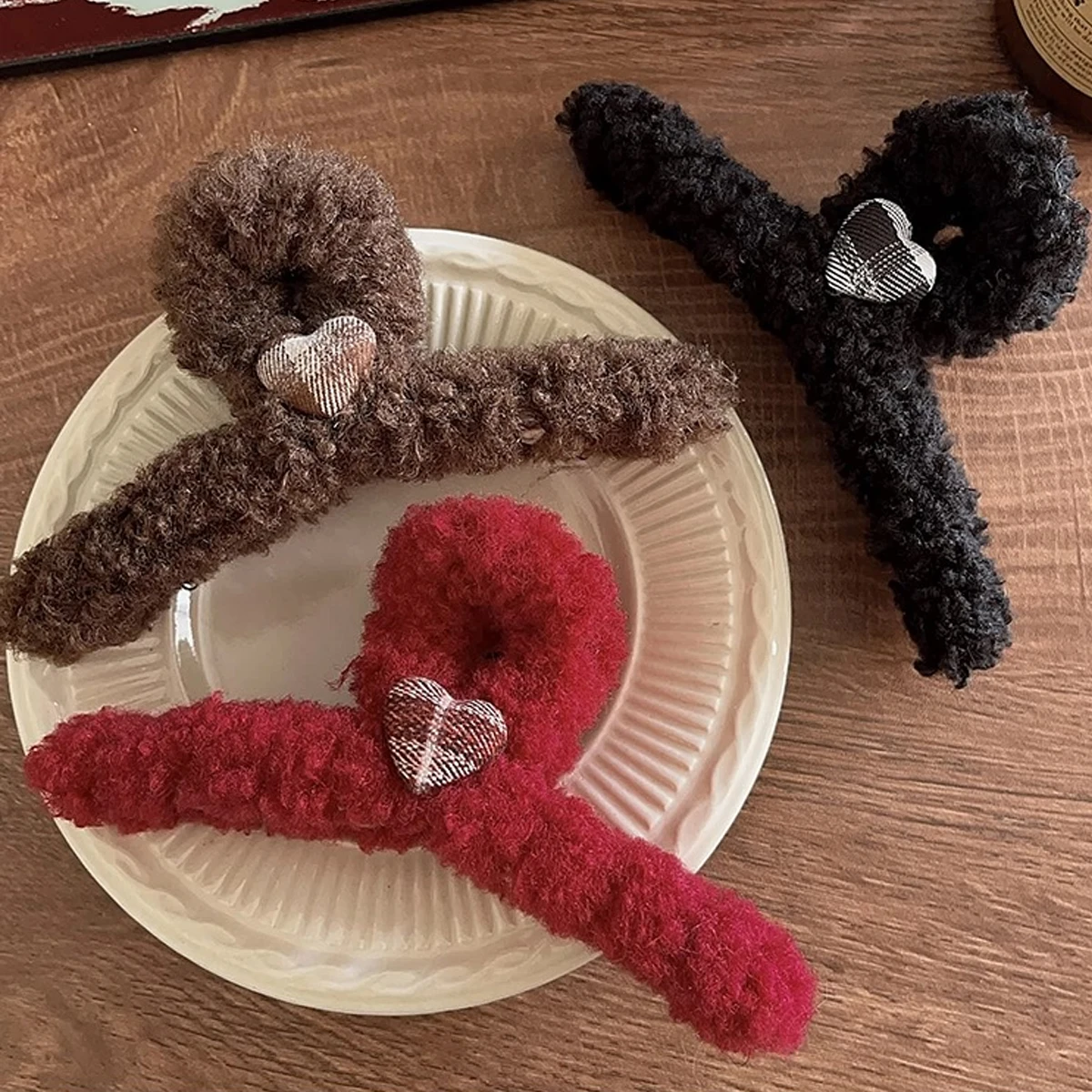 1pc Jepit Rambut Besar Motif Kotak-kotak Hati Domba Bahan Plush untuk Musim Gugur/Dingin, Jepit Model Hiu untuk Bagian Belakang Kepala, Aksesoris Rambut Terbaru 2025