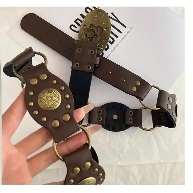 Vintage-Gürtel aus braunem Kunstleder mit rosengravierter Schnalle und Nietenakzenten für Boho-Western-Alltagskleidung – Detail 6