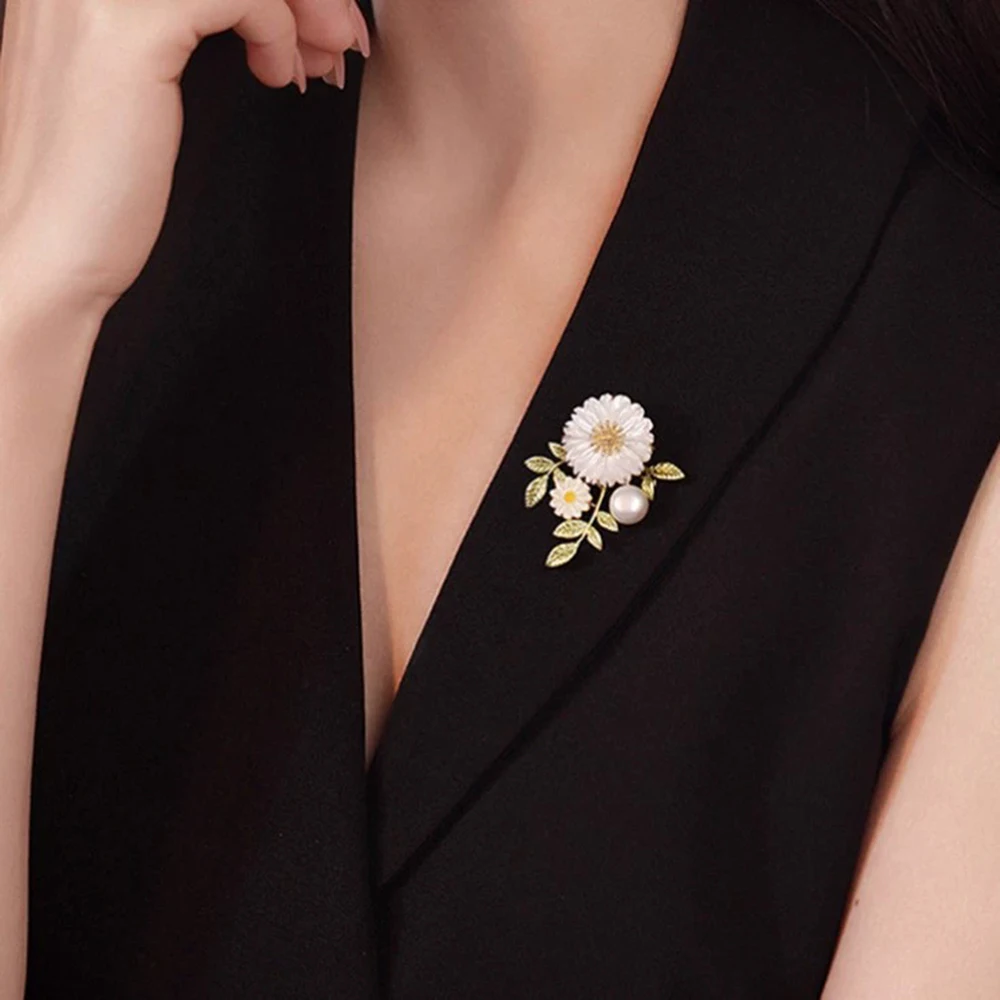 Elegant Sweet White Flower Brooch Pins for Women Girls Jewelry Small Daisy Green Leaf Yellow Bead Charms Brooches Gifts