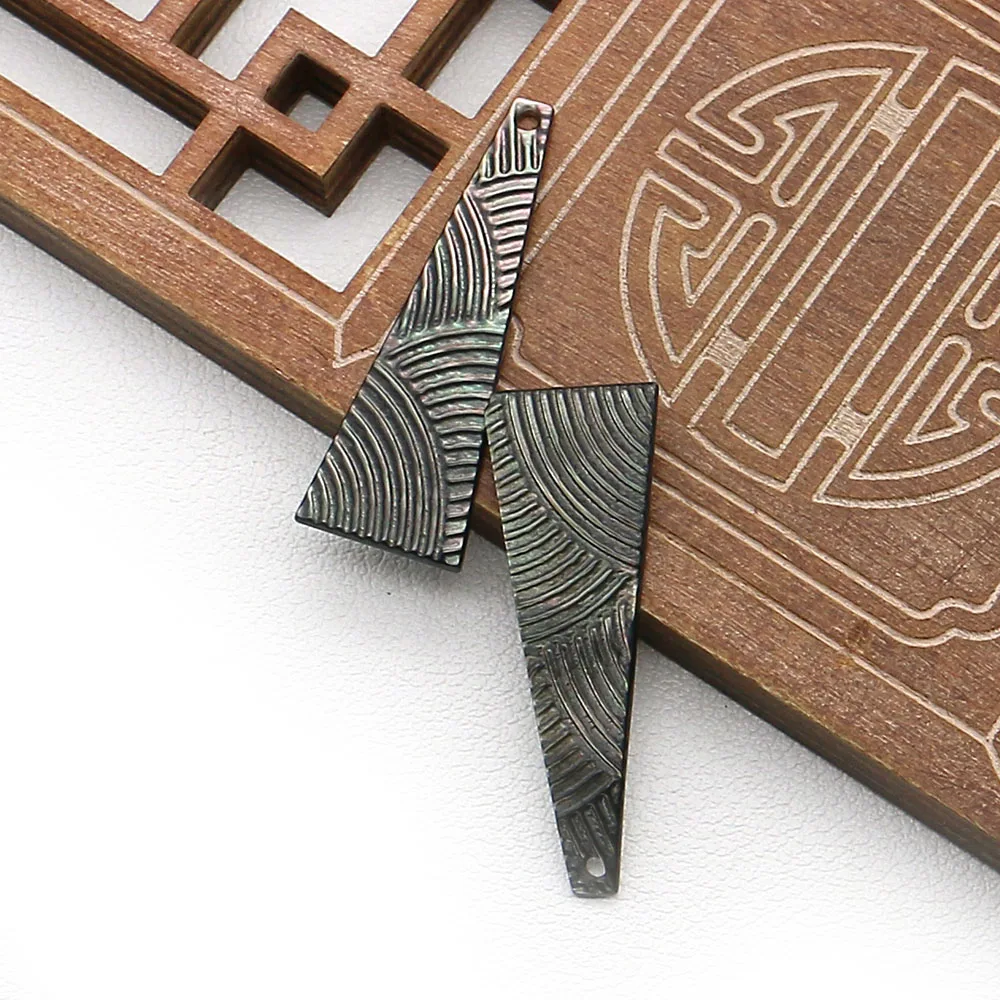 

Natural Shell Single-sided Trapezoidal Pendant Carved Wave Patterns Black Shell Single-hole Necklace DIY Jewelry Accessory 2pcs