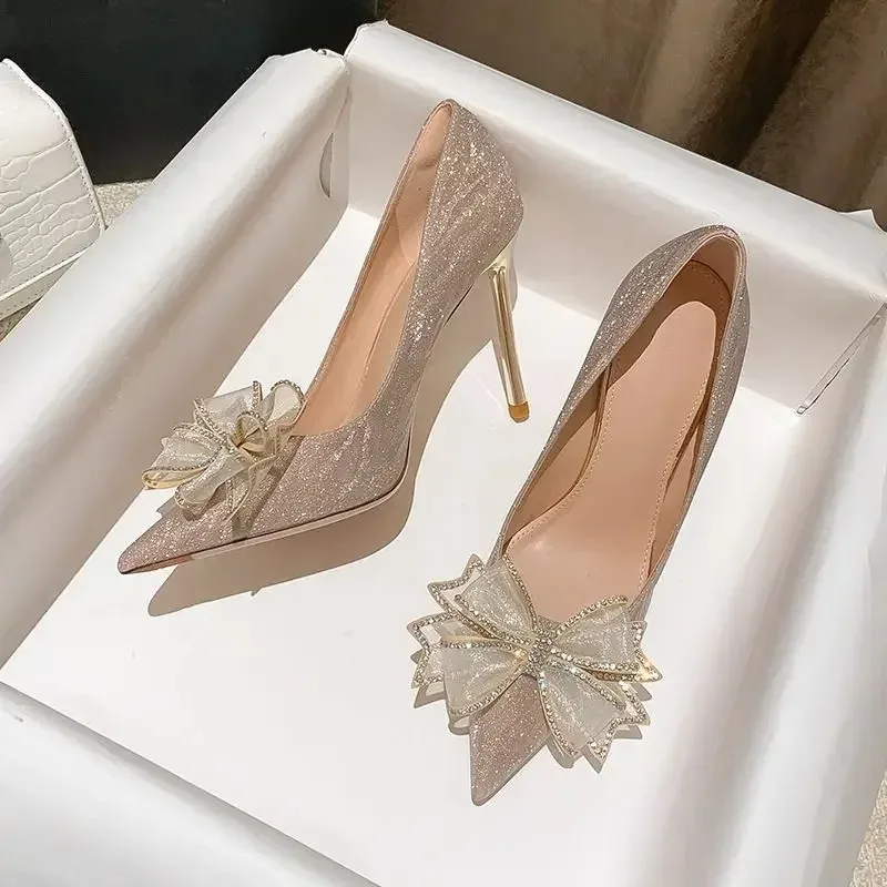 Modische 2025, neue Braut-Kleid-Schuhe, Kristall-High-Heels, Brautjungfern-Geschenk, elegante flache Schuhe für Erwachsene, Obermaterial aus Gummi, Sommersaison