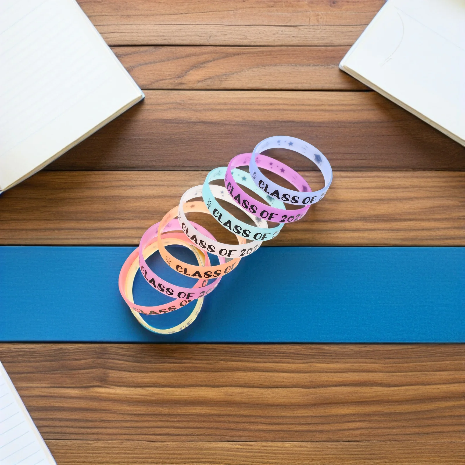 

8Pcs Graduation Silicone Wristbands Class of 2026 Glow in The Dark Graduation Party Decorations Party Wristbands