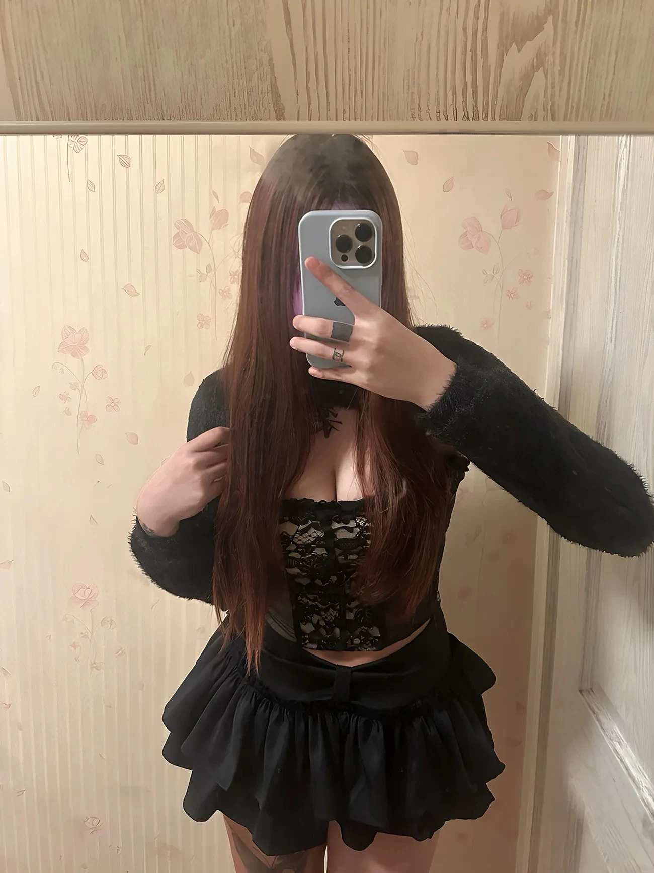 قميص قصير مرقع من الدانتيل بدون حمالات بلوزات نسائية سوداء Y2k + تنانير عتيقة على الطراز القوطي الشرير أطقم ملابس داكنة