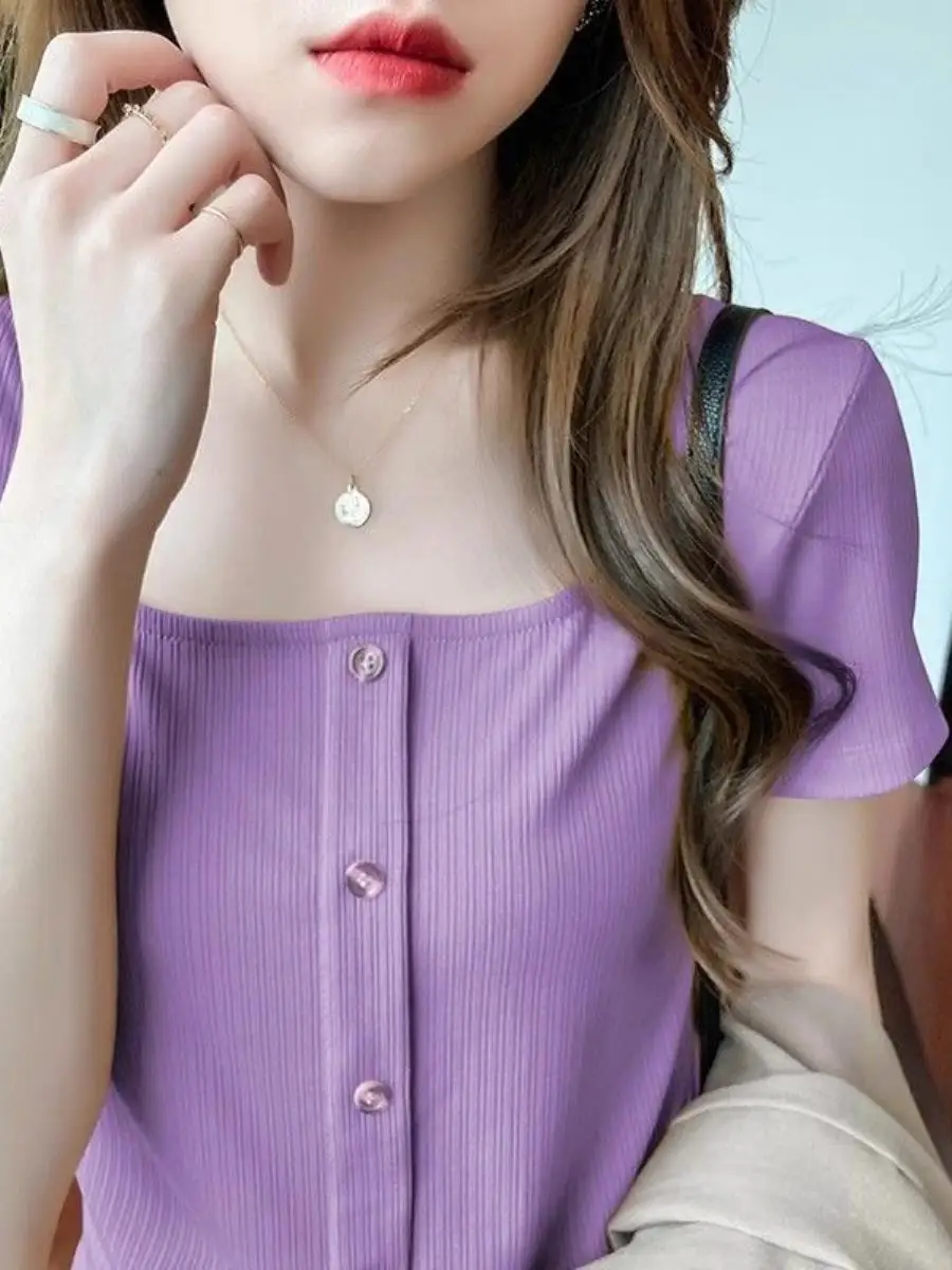 camiseta-feminina-de-verao-em-seda-gelada-de-malha-com-manga-curta-cintura-alta-ajuste-fino-bolso-lenco-e-ombreiras-acessorio-de-moda