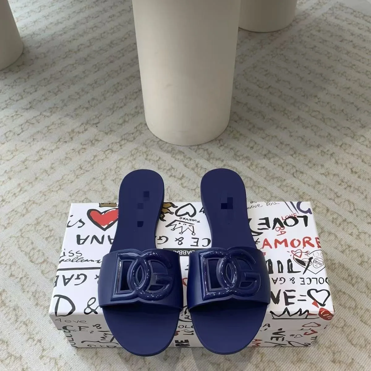 Новинка лета 2024, цельные женские босоножки на плоской подошве с открытым носком в Европе и Америке, подходят для верхней одежды, противоскользящие.