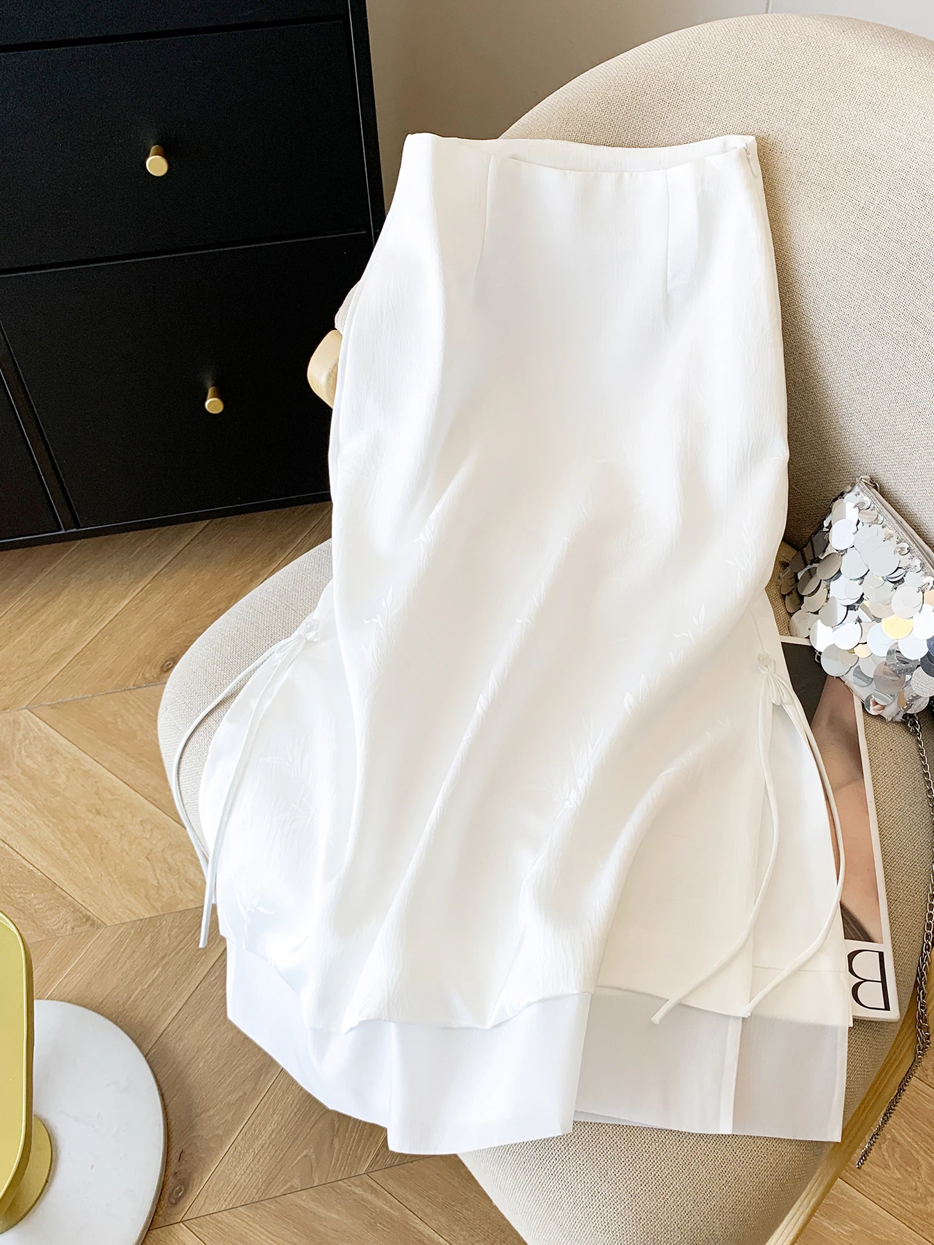 

Новая китайская женская юбка из ацетатного атласа с высокой талией, весенне-летняя, А-силуэт, миди, с пэчворком и декоративными пуговицами