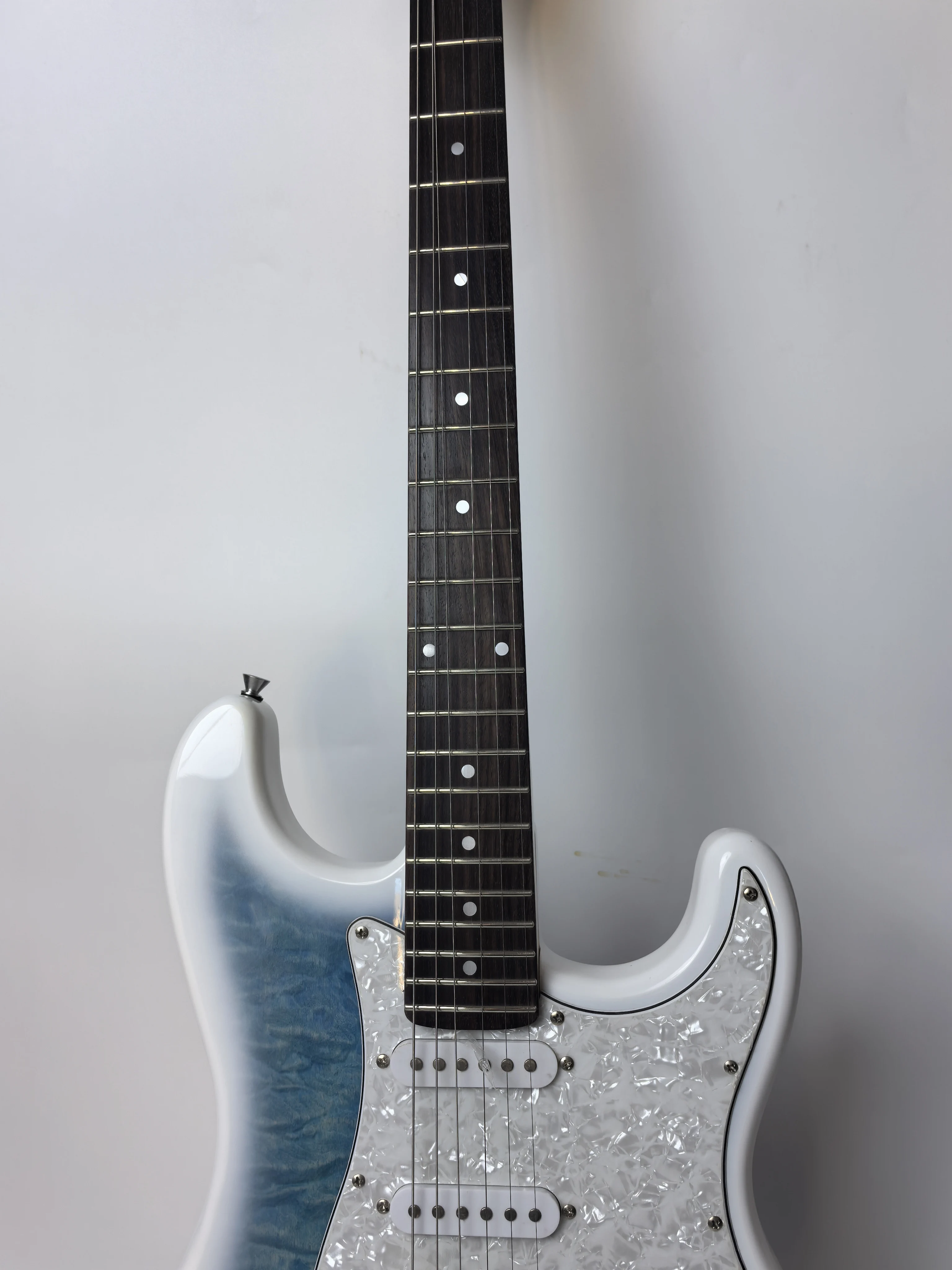 Factory direct, white circle blue tiger skin pattern, 6-string poplar electric guitar, in stock, customizable.