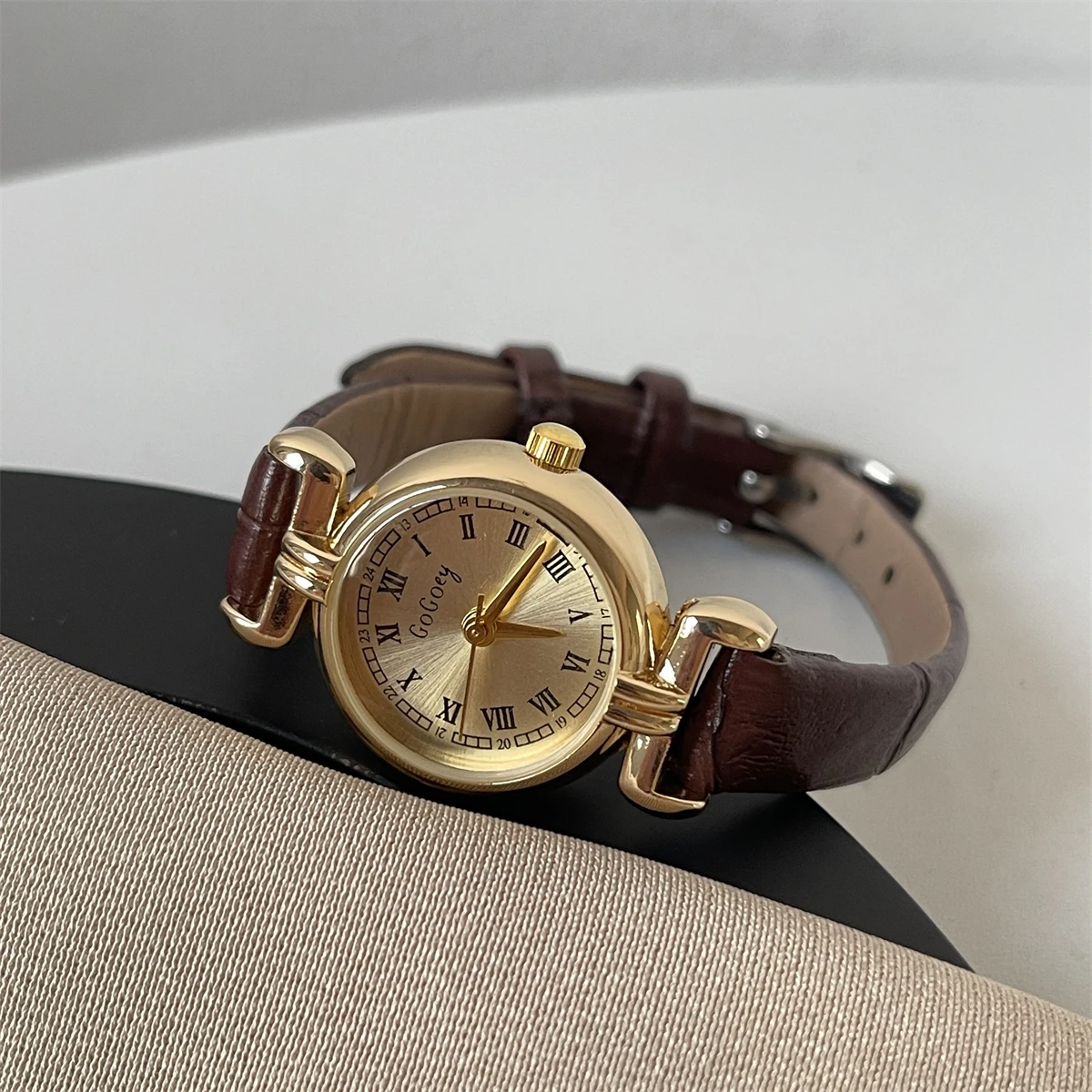 

Retro light luxury thin strap student watch for women simple fashion round disc exquisite small quartz watch female gift