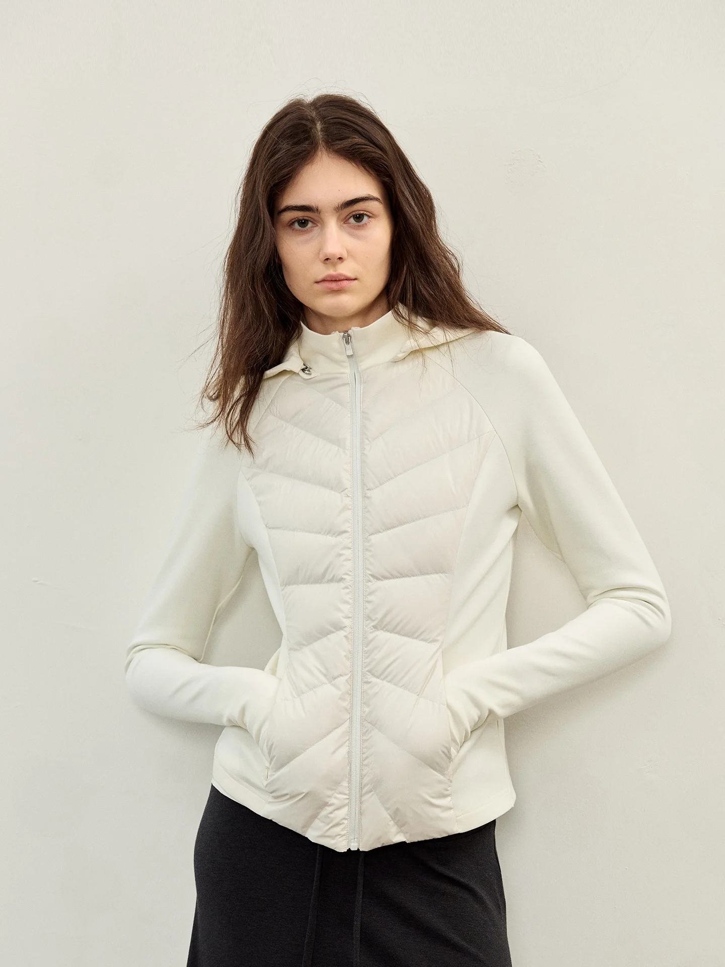 

Легкая женская пуховая куртка 90% белый пух, не стесняющая движений, с отстегивающимся капюшоном, теплая верхняя одежда, повседневный крой