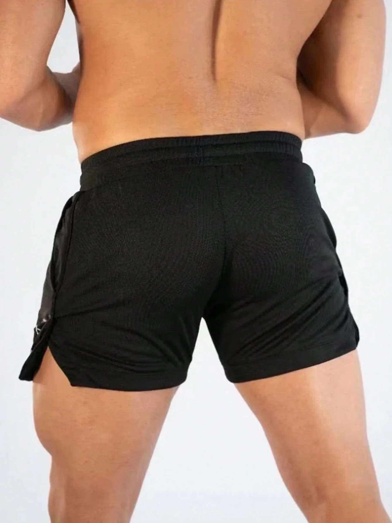 

Мужские спортивные шорты с эластичным поясом на шнурке и разрезами по бокам