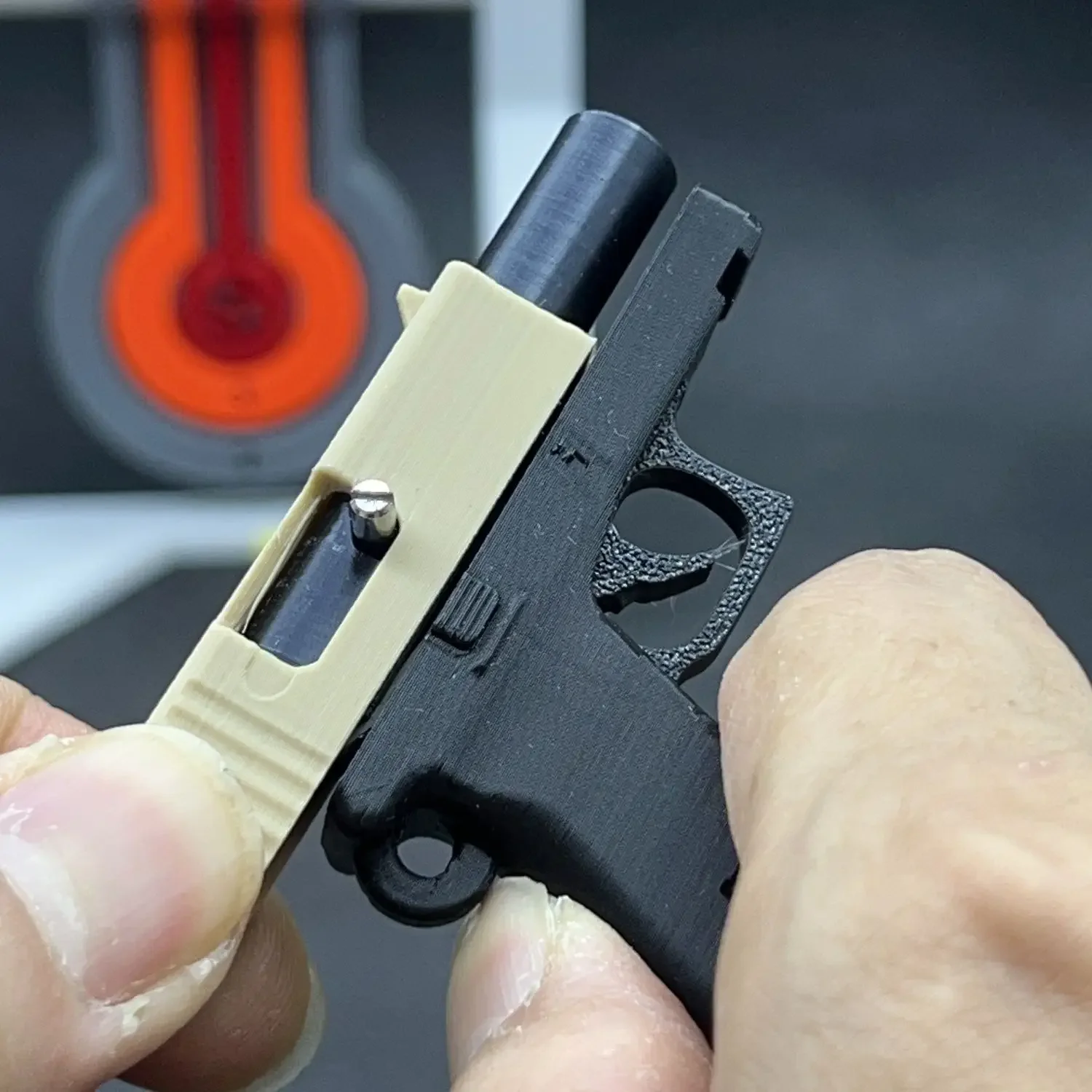 3D-gedruckter Schlüsselanhänger, kann kleine Kugeln feuern, Mini-Soft-Bullet-Pistole, Spielzeug, Rucksack-Anhänger