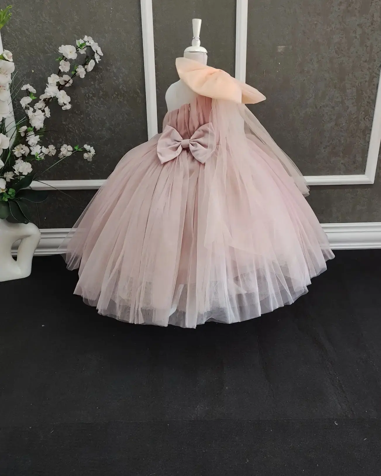 Pink Tulle Ball Gown Flower Girl Dresses Um ombro Kids Birthday Gowns com arcos Crianças Toddler Baby Wedding Guest Dresses