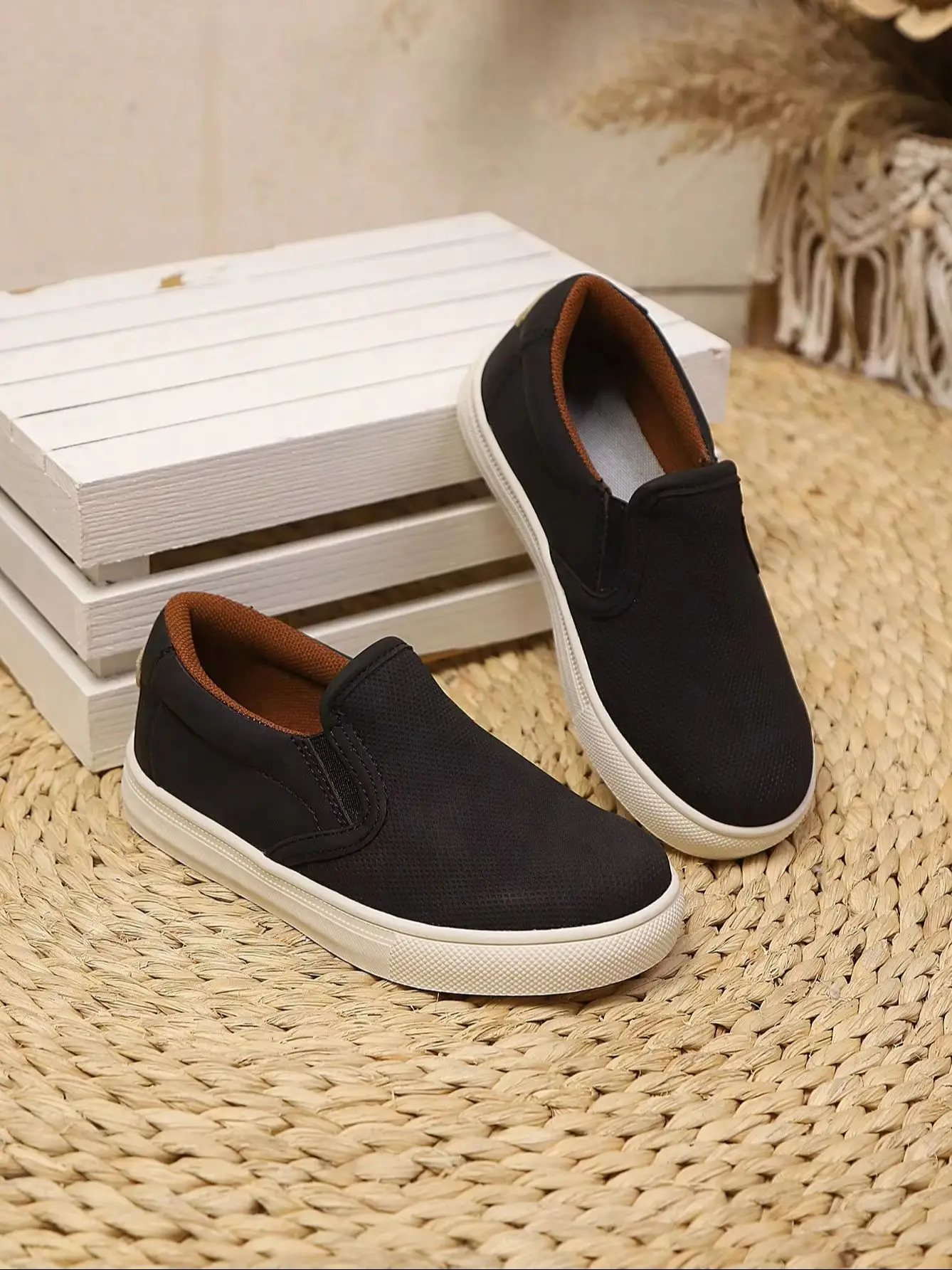 New Unisex Minimalist PU Solid Color Slip-On Low Top Fashion Skate Shoes, Anti-Slip Wear-Resistant Kids Outdoor Sneakers
