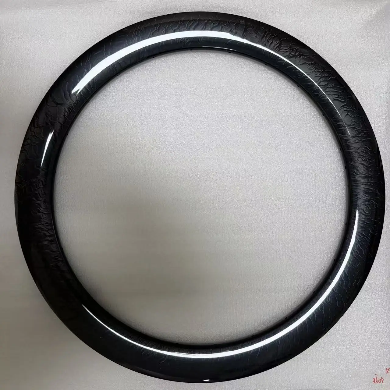 

700C Carbon Fiber Bike Wheel 30mm Wide Tubeless Ready Fat Rim for Enhanced Cycling Experience