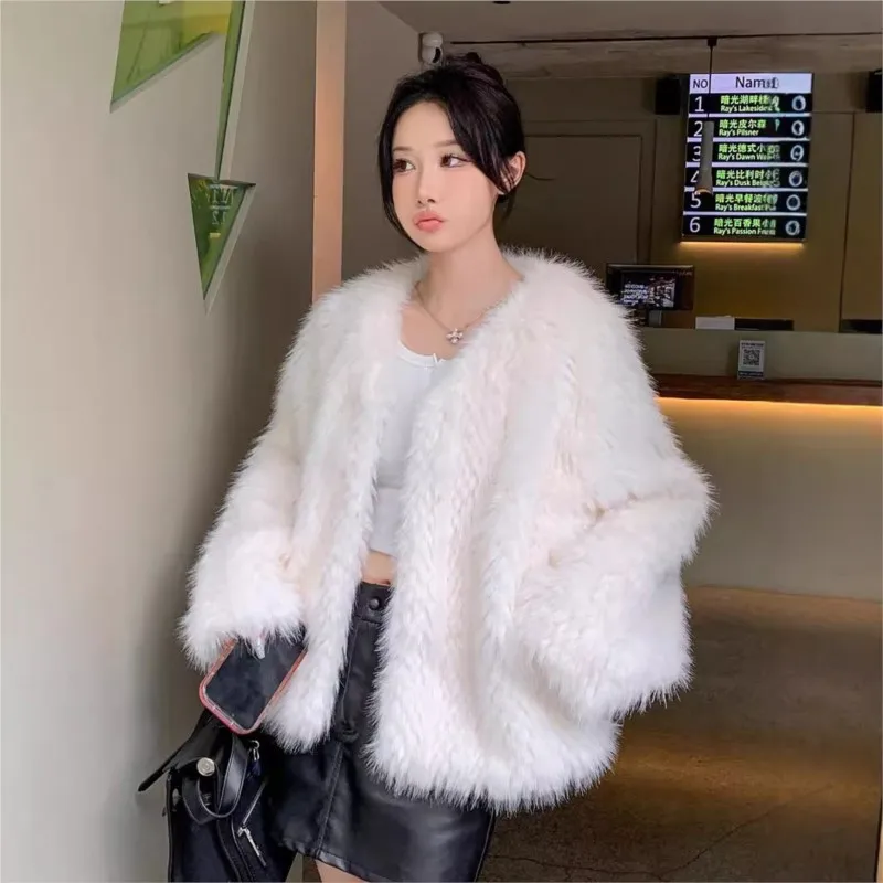 

A deep collar fur and coat for women