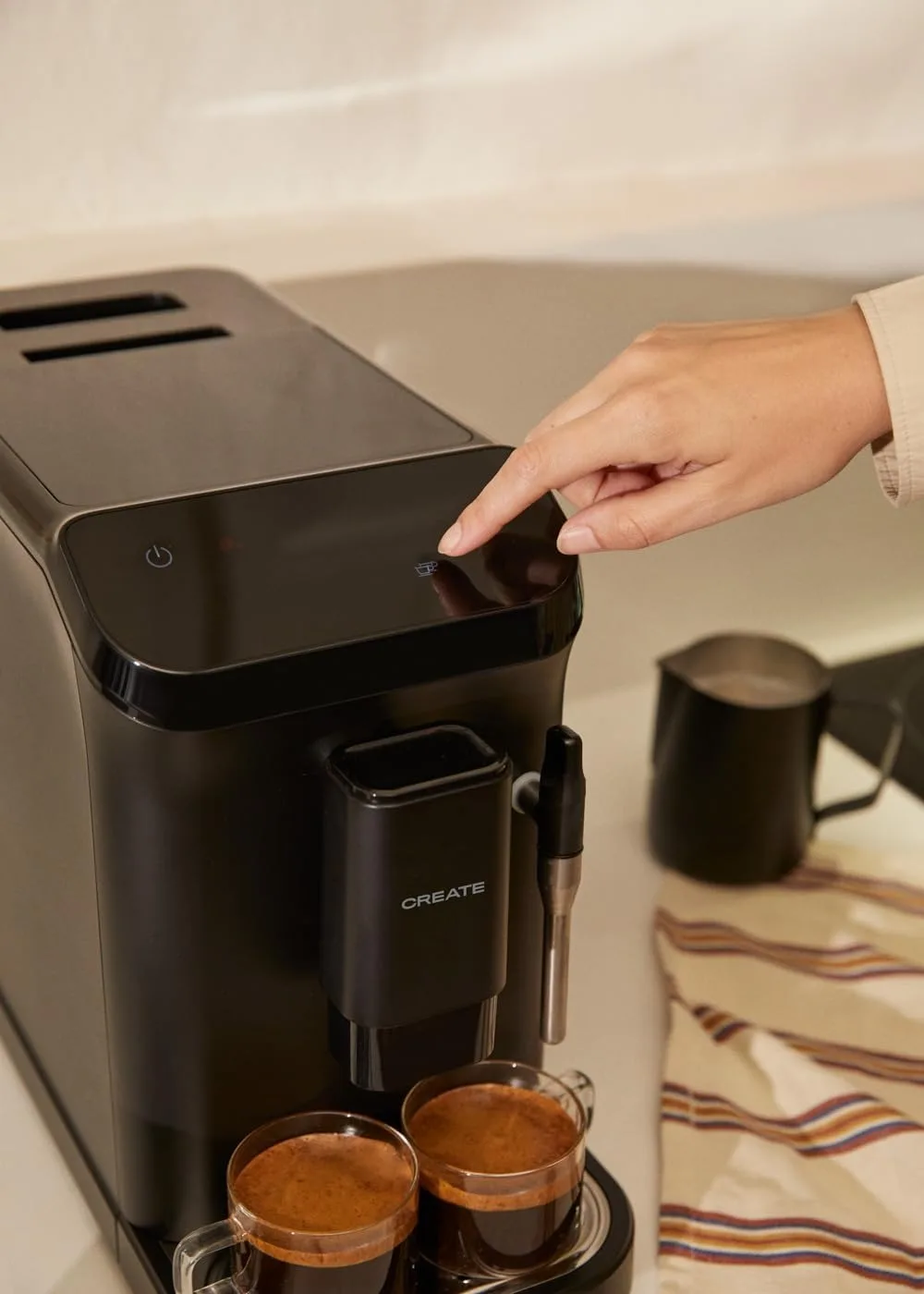 كريت / تيرا ماتيك تاتش / كافيترا سوبر أوتوماتيكا نيجرا / 20 بار، تانك دي 1,5 لتر، ديبيسكو بارا جرانوس دي كافيه دي 180 جرام، برازو