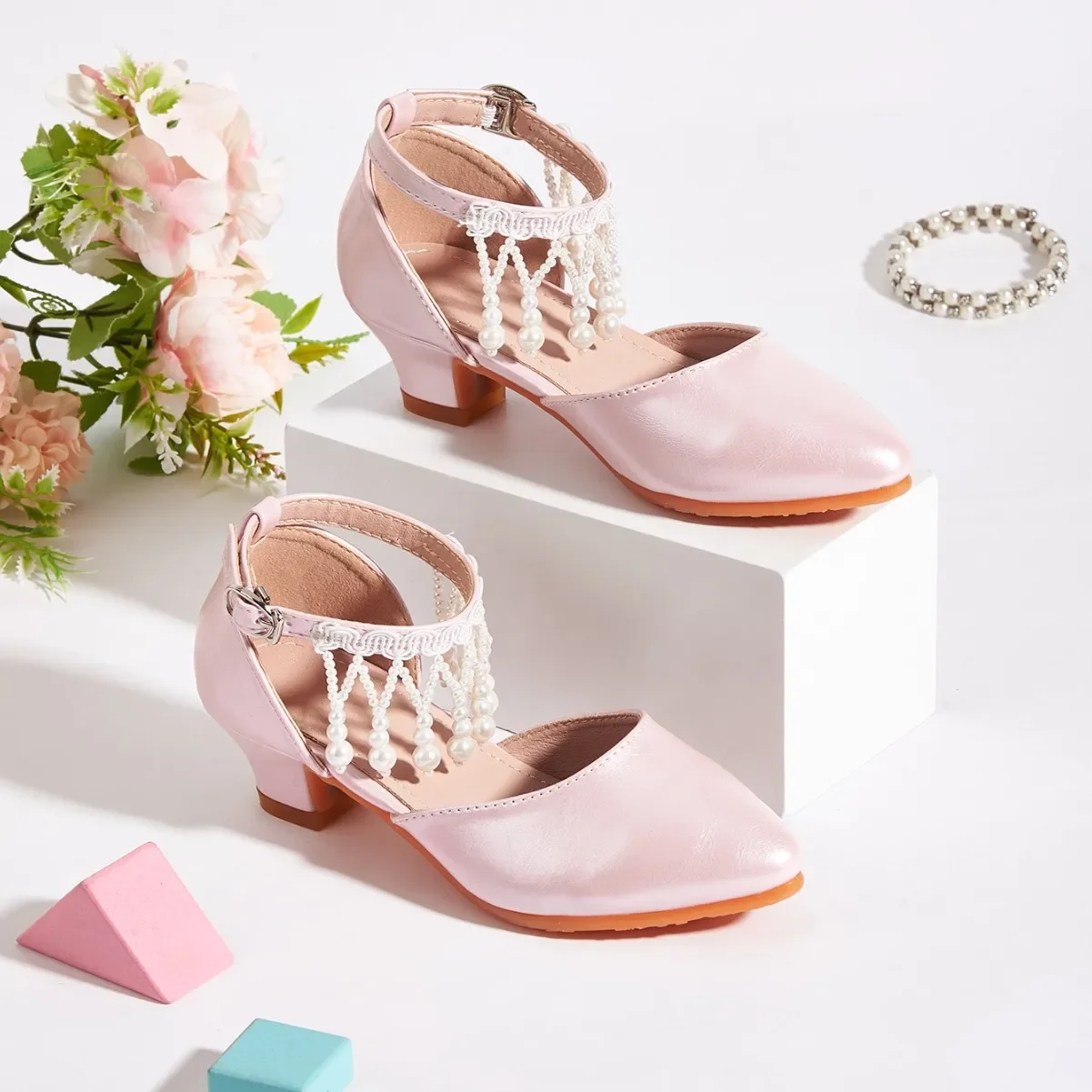 

2025 Girls' Fashion Tassel Rubber Soles Hollow Sandals Rhinestone Hanging Bead Pointed Toe Children's Princess Hollow Sandals