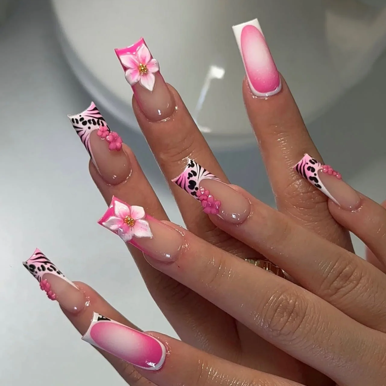 

24PCS Medium Water Pipe Nail Fake Nail Fashionable French Leopard Print Nail Art Patch Sweet 3D Carving Press on Nails