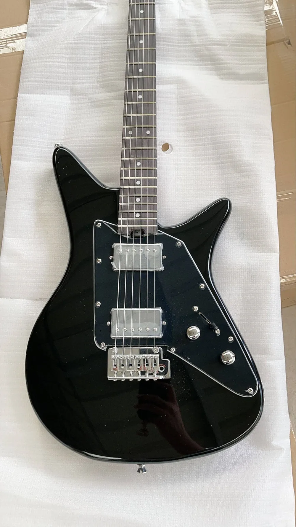 Black Body 6 Strings Electric Guitar with Chrome Hardware, Rosewood Fingerboard,Provide Customized Services