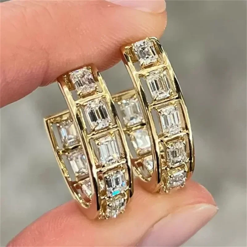 Modische, funkelnde, synthetische Zirkonia-Ohrringe mit hohlem C-förmigem goldenen Anhänger, eleganter, klassischer Bankett-Jubiläumsschmuck für Damen