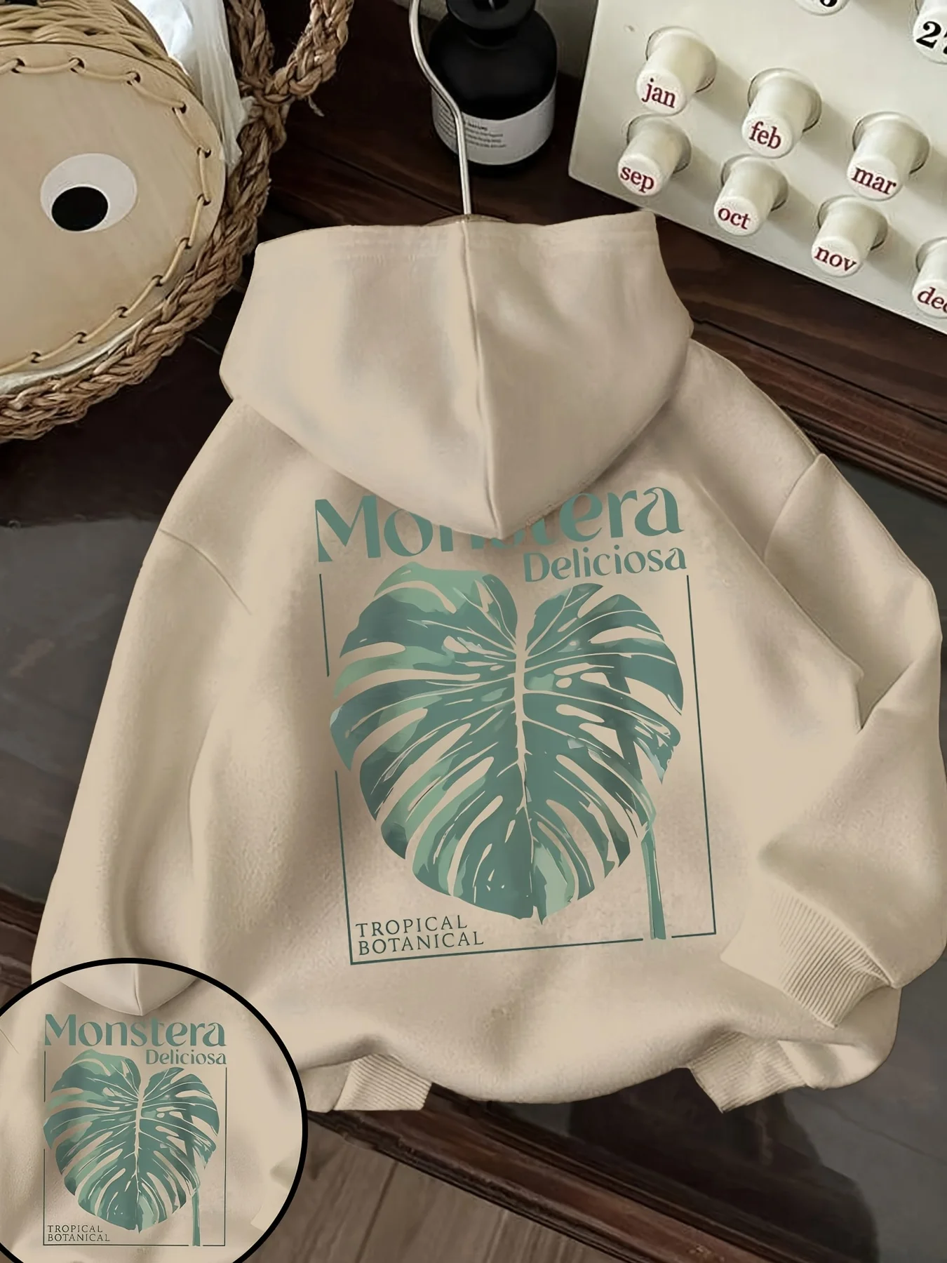 Tropical nature-themed men's hooded sweatshirt with turtle-back bamboo print. Simple and fashionable casual daily sports hoodie.