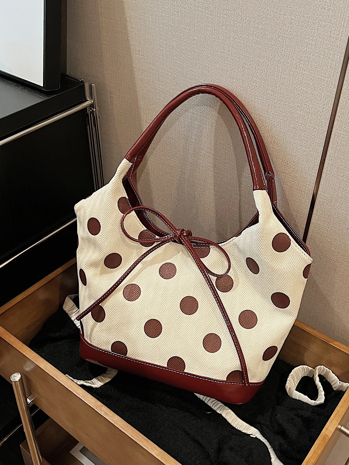 Leisure large-capacity bag female 2024 new popular wave-point one-shoulder underarm bag portable Tote bucket bag