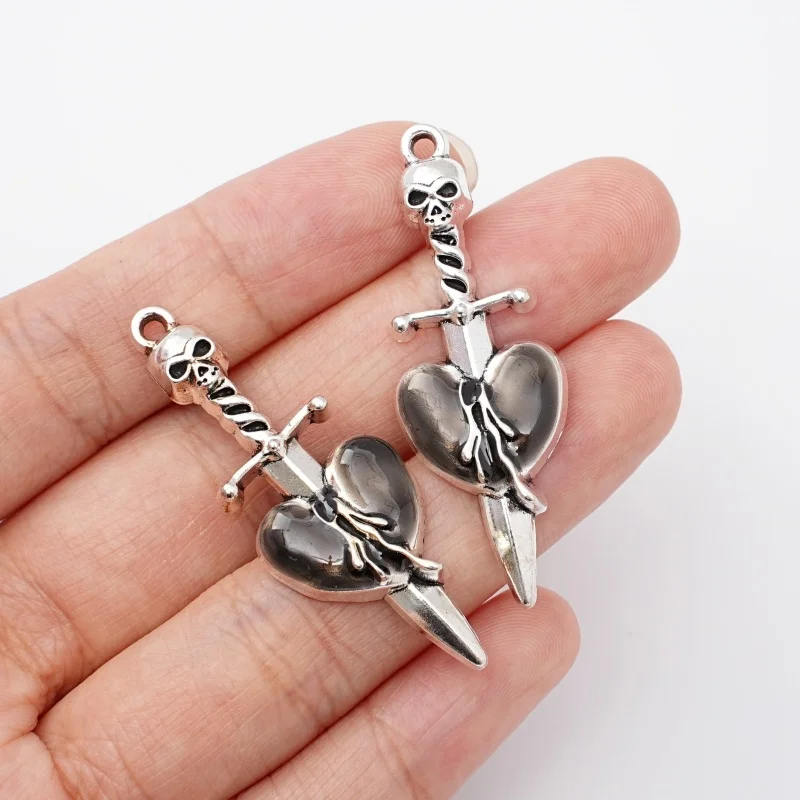 5 pièces de pendentifs gothiques en forme de cœur en imitation émail noir avec motif de crâne argenté, utilisés pour la fabrication de colliers, bracelets et bijoux DIY.