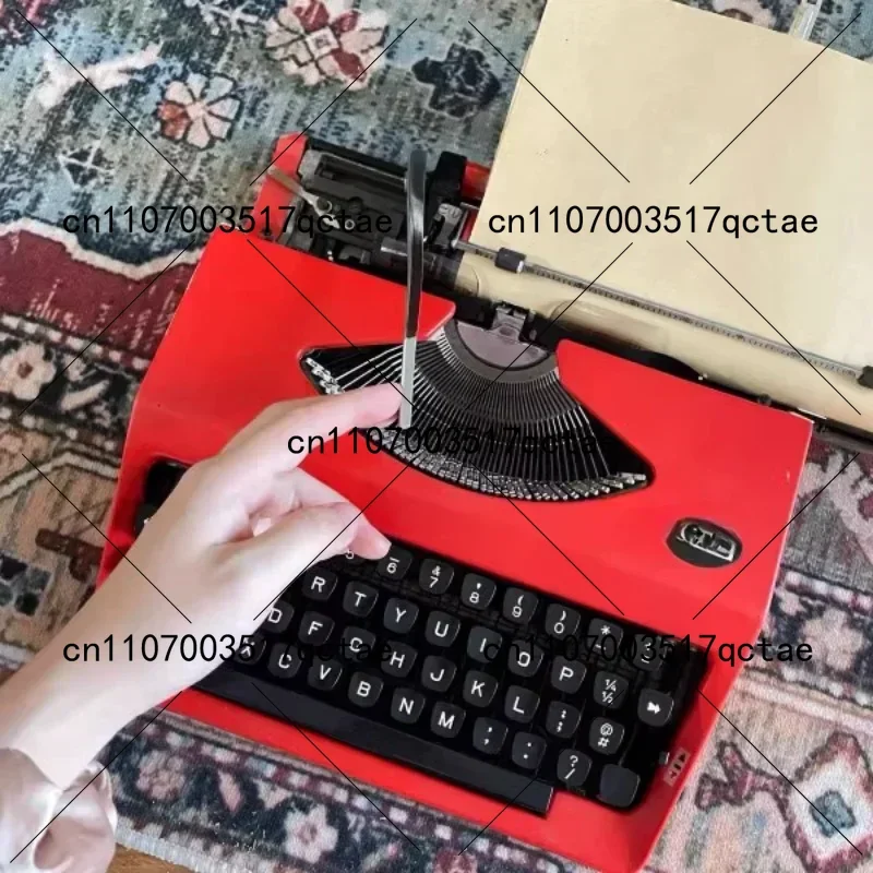 1. Vintage Russian Mechanical Typewriter, Portable English Typewriter Second-hand Retro Collection Gift for Students