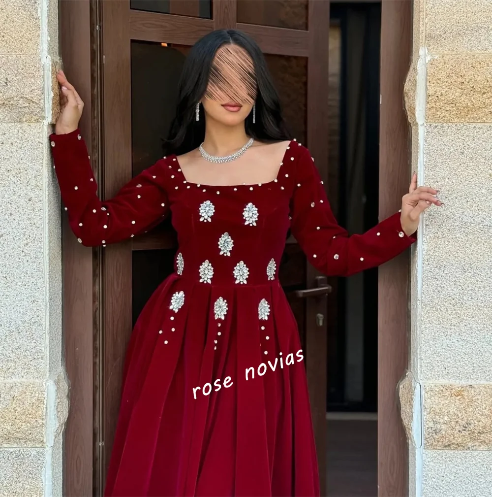 Sukienka wieczorowa midi w kształcie litery A z długimi rękawami, plisami, błyszczącymi dżetami, szyta na miarę, elegancka, na specjalne okazje, studniówkę, przyjęcie, wesele.