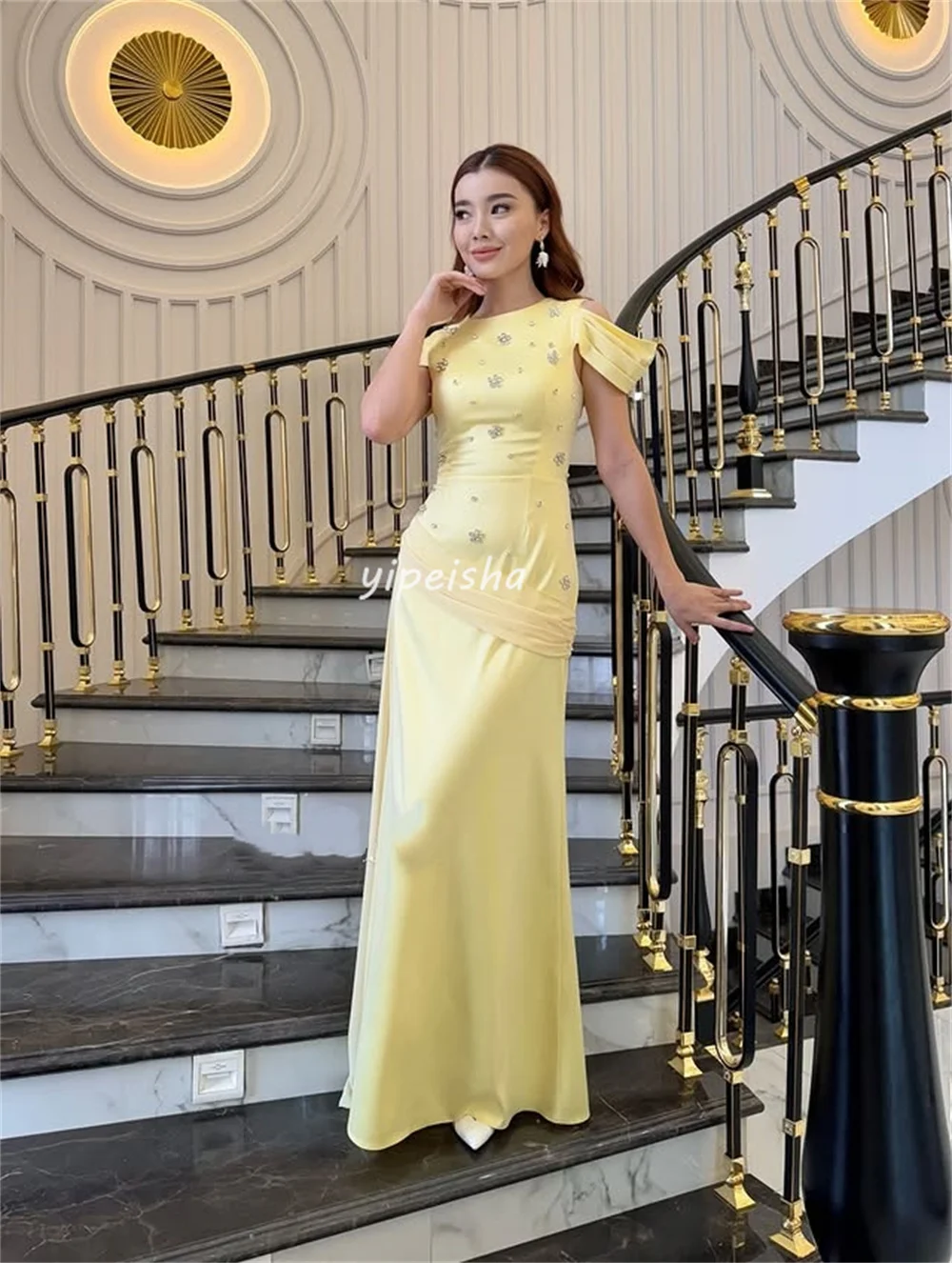Abiti lunghi personalizzati in stile moderno, moda Charmeuse, strass, pieghe, scollo rotondo, abiti lunghi su misura, classici