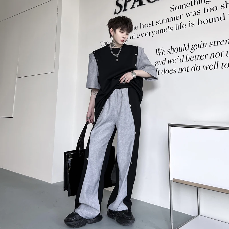 

Летний комплект для мужчин: футболка с коротким рукавом и длинные брюки с декоративными заклепками и цветовыми блоками, для подростков.