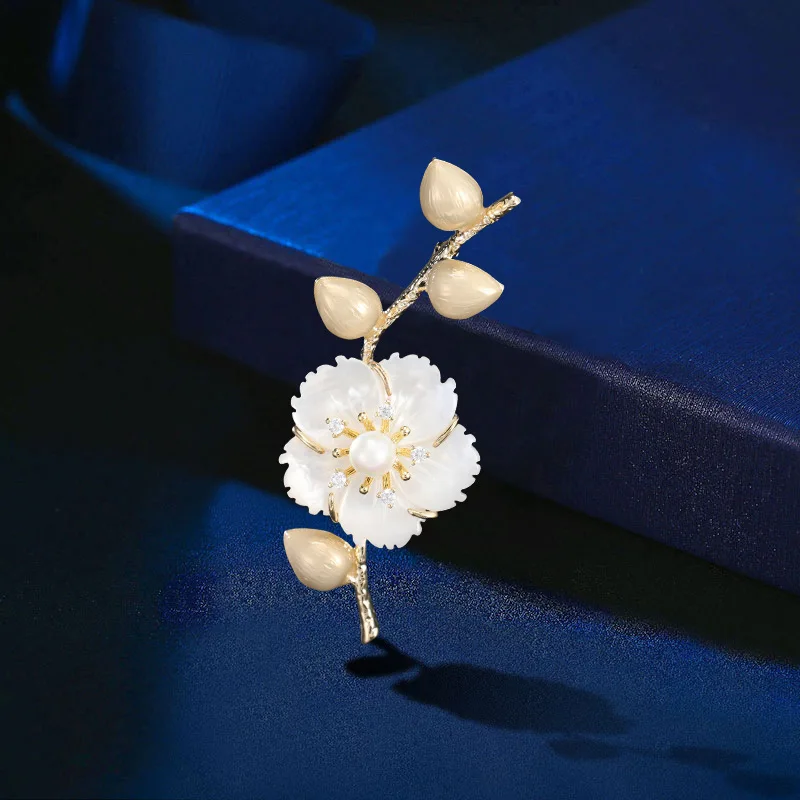 Chinese Style Natural Shell Plum Blossom Brooch Elegant Lucky Auspicious Flower Pin Luxury Accessories For Cheongsam Suit Wear