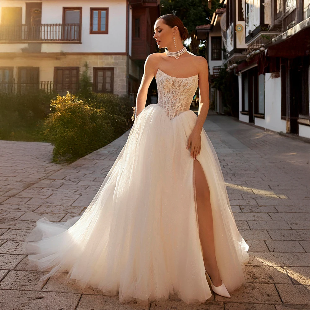 

Индивидуальный пошив: Вечернее кружевное свадебное платье из блестящего фатина А-силуэта с высоким боковым разрезом и шлейфом для торжественной церемонии