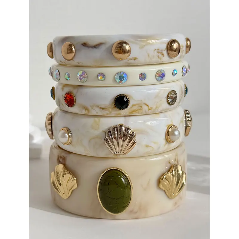 Retro Elegantes grünes ovales Harzstein-Metall-Muschel-Armband mit weißen Harz-Ohrsteckern für Damen, Vintage-Armreif HUANZHI 2026 NEU