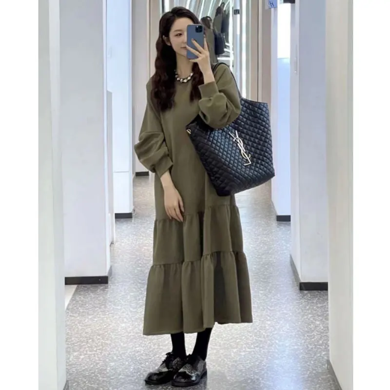 

Стильное платье-футболка средней длины больших размеров, осенне-зимнее, новое, с круглым вырезом, длинными рукавами, из хлопка и полиэстера.