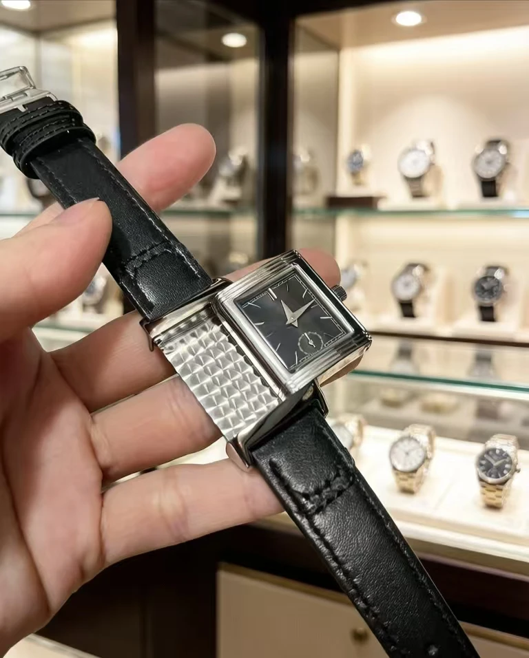 

This 2026 model stylish men's and women's flip-top quartz watch is equipped with a leather strap and a sapphire dial.