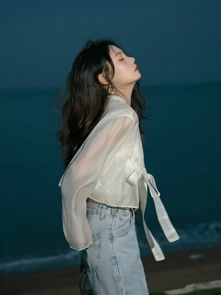 Elegancka letnia narzutka damska z jedwabiu z dekoltem w serek i regularnymi rękawami do codziennych wypadów.