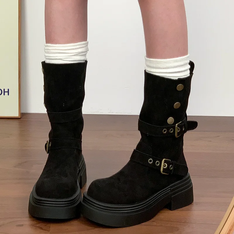 أحذية نسائية مسطحة من جلد الغزال أحذية منتصف العجل 2025 موضة مشبك أحذية الشتاء الاتجاه الجديد مصمم أنيق Mujer بوتاس