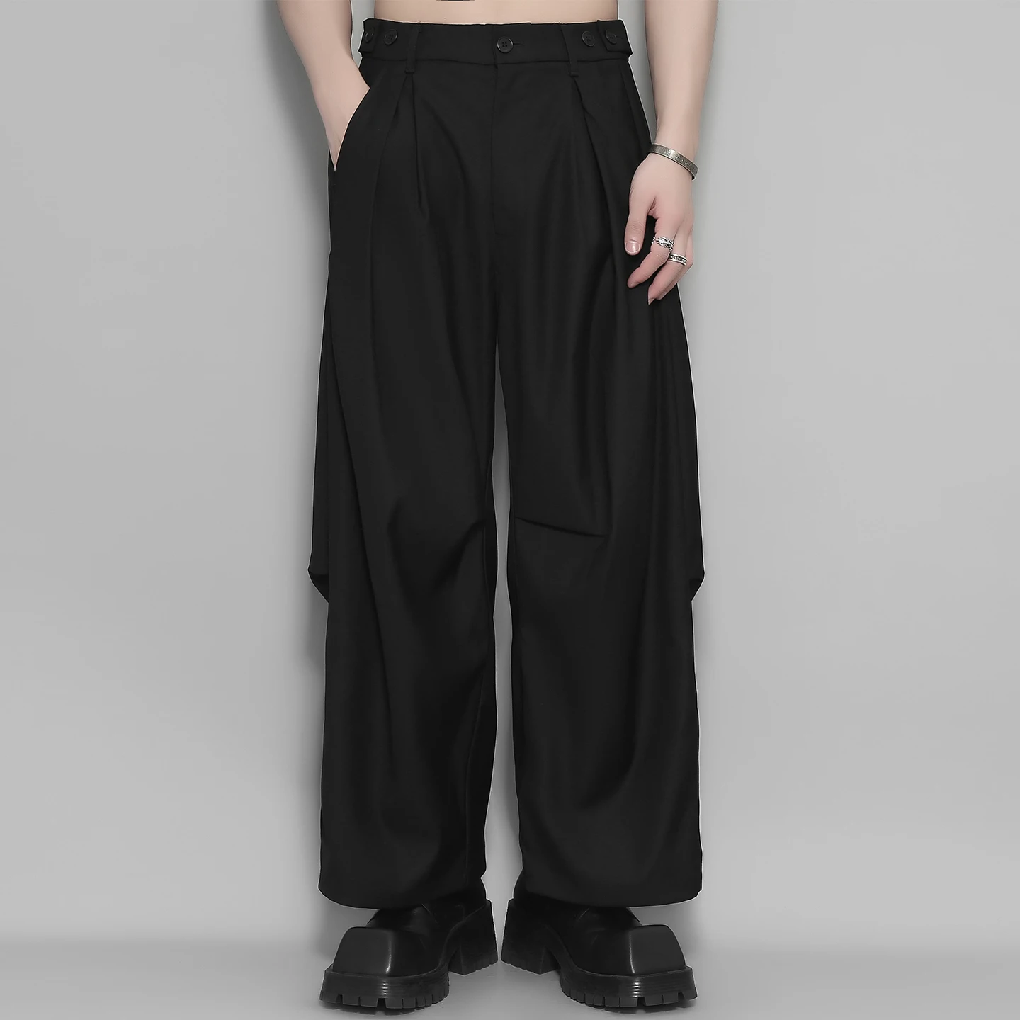 

Мужские модные повседневные брюки оригинального дизайна, черные, с уникальным дизайном, широкие, плиссированные, на пуговицах, осенне-зимняя уличная одежда