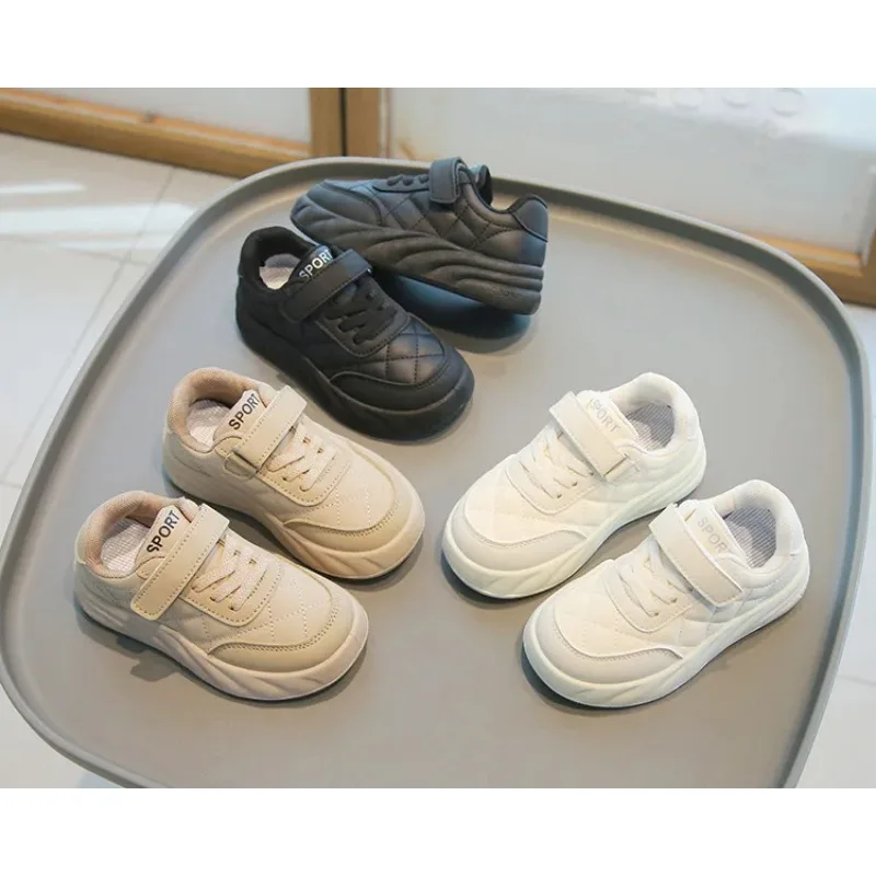 รองเท้าเด็กแบบสวมใส่สบายสำหรับฤดูใบไม้ผลิและฤดูใบไม้ร่วง รองเท้าผ้าใบเด็กผู้ชายแบบลำลอง น้ำหนักเบา พื้นนุ่ม รองเท้าผ้าใบเด็กผู้หญิงแบบตาข่ายสีขาว