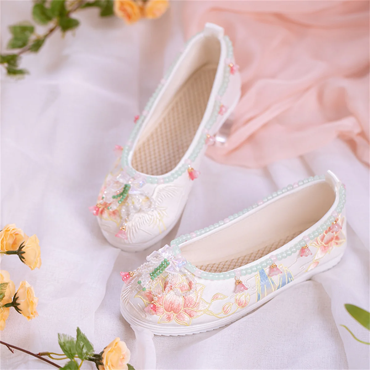 Chinese Vintage Style Lolita Girl Shoes Elegant Gentle Embroidery Lotus Vintage Beads Tassels Round Head Flat Bottom Hanfu Shoes