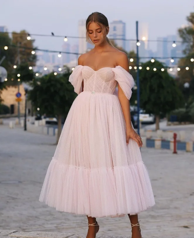 Roze off-the-shoulder tule korte trouwjurk met mouwen elegante theelengte bruidjurk voor feestreceptie vestido de novia