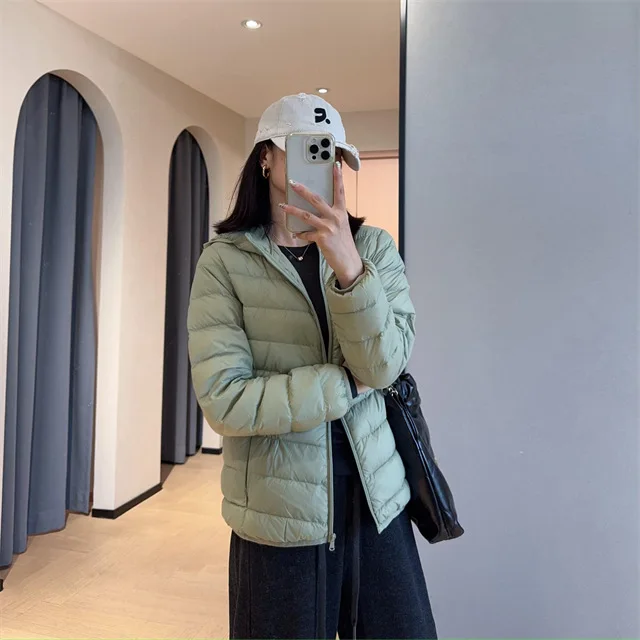 Giacca imbottita leggera da donna stile corto outdoor casual 90% piumino d'anatra bianca stile gilet tessuto in nylon chiusura con cerniera con cappuccio