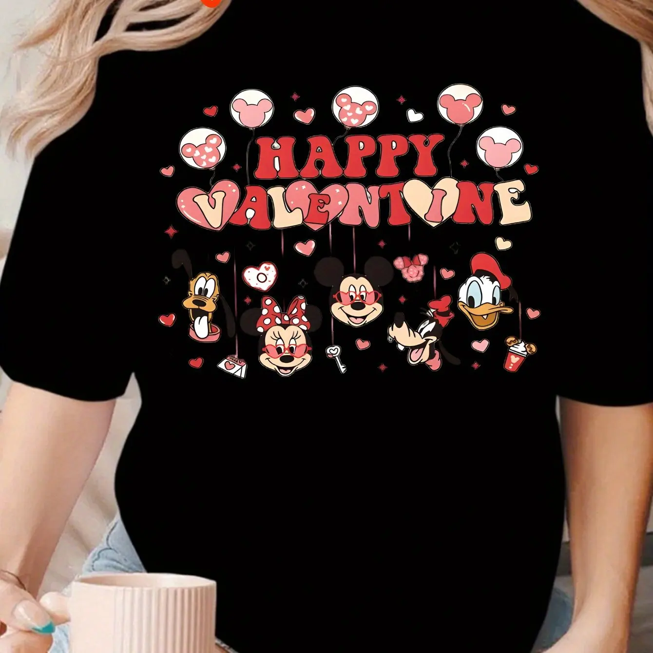 

Авторизованная женская футболка с Микки и друзьями Disney — свободный топ из мягкой дышащей ткани с круглым вырезом и короткими рукавами