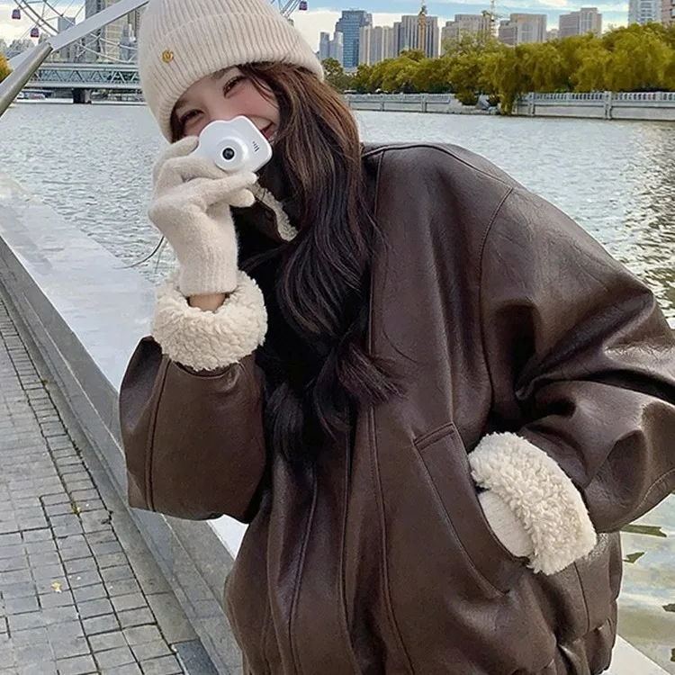 เสื้อโค้ทหนังแท้สไตล์อเมริกันย้อนยุคสีน้ำตาลสำหรับผู้หญิง ตกแต่งด้วยขนแกะอุ่นสบาย ผสมผสานหนัง PU ด้านนอก