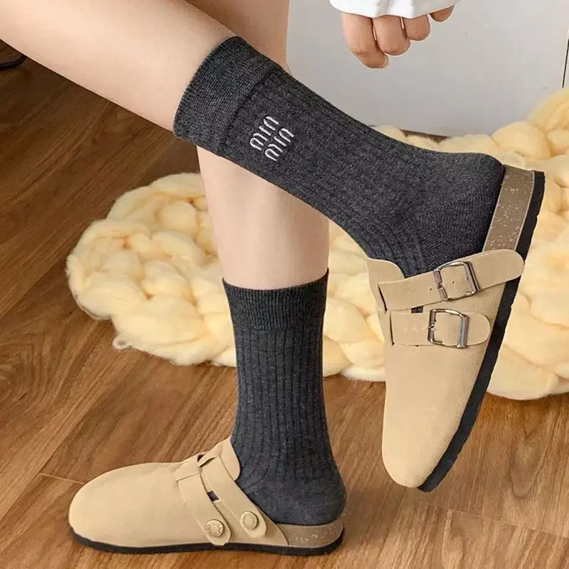 Herbst Winter Süße frauen Socken Einfarbig Streifen Einfache Vielseitige Strumpf Hochwertige Casual Komfortable Weiche Hause Socken