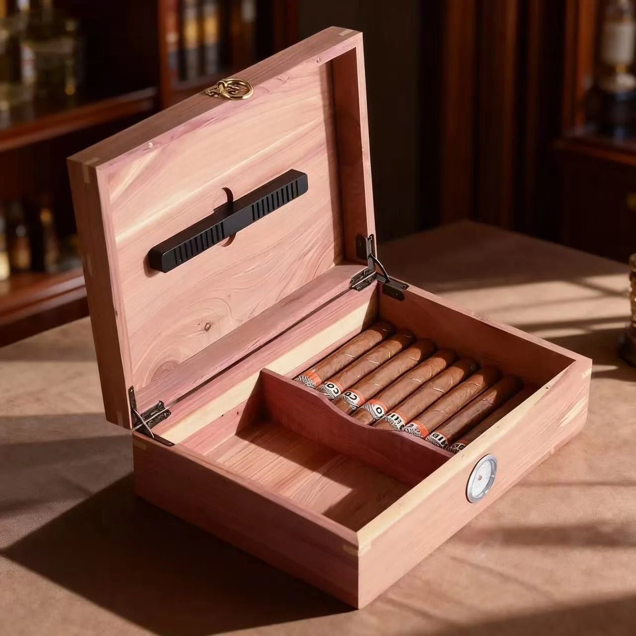 Red Cedar Wood Cigar Box, A Large Capacity Humidifying Cigar Aging Box.