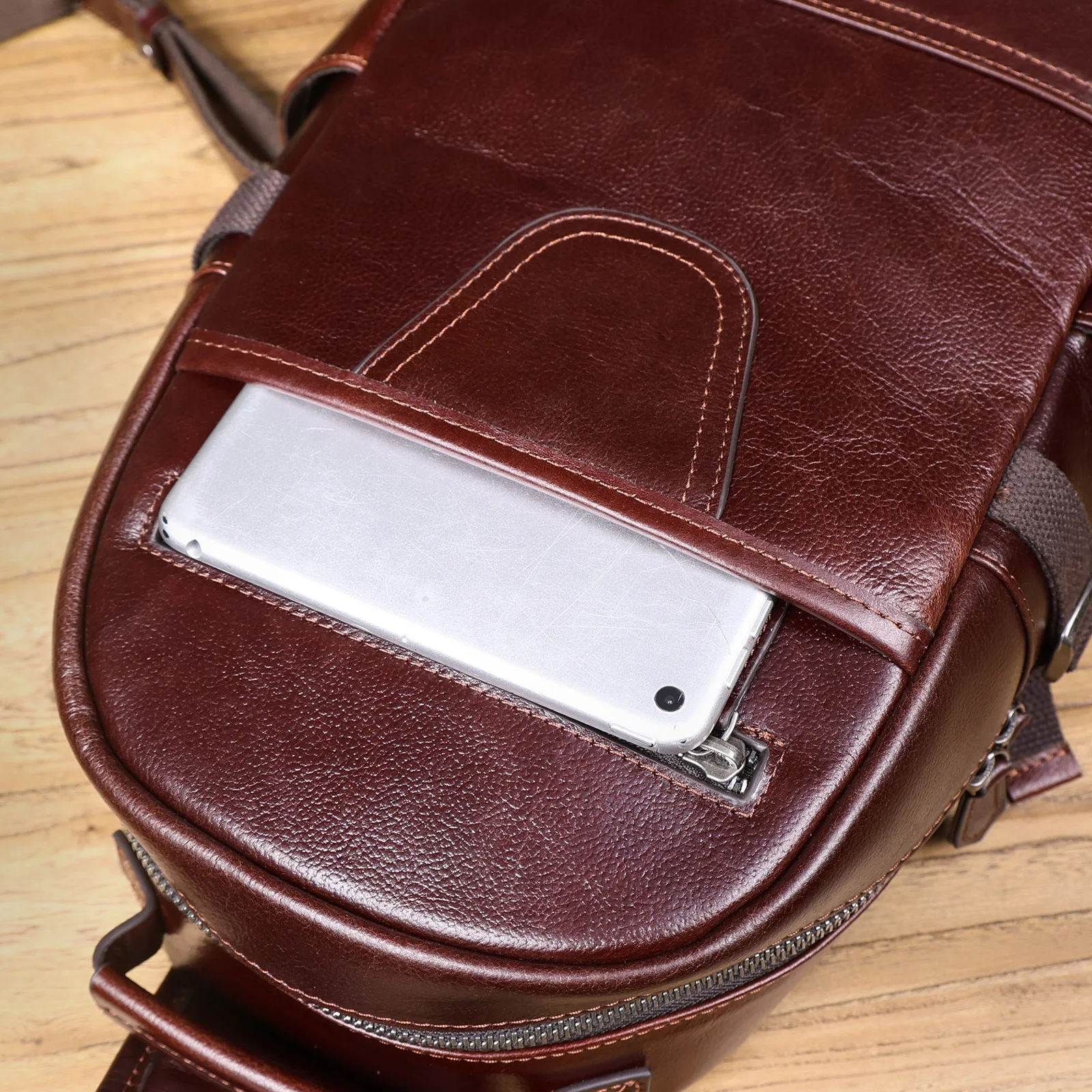 S.WORKER Herren-Umhängetasche aus hochwertigem, pflanzlich gegerbtem Leder, lässige Mode-Brusttasche – Detail 28