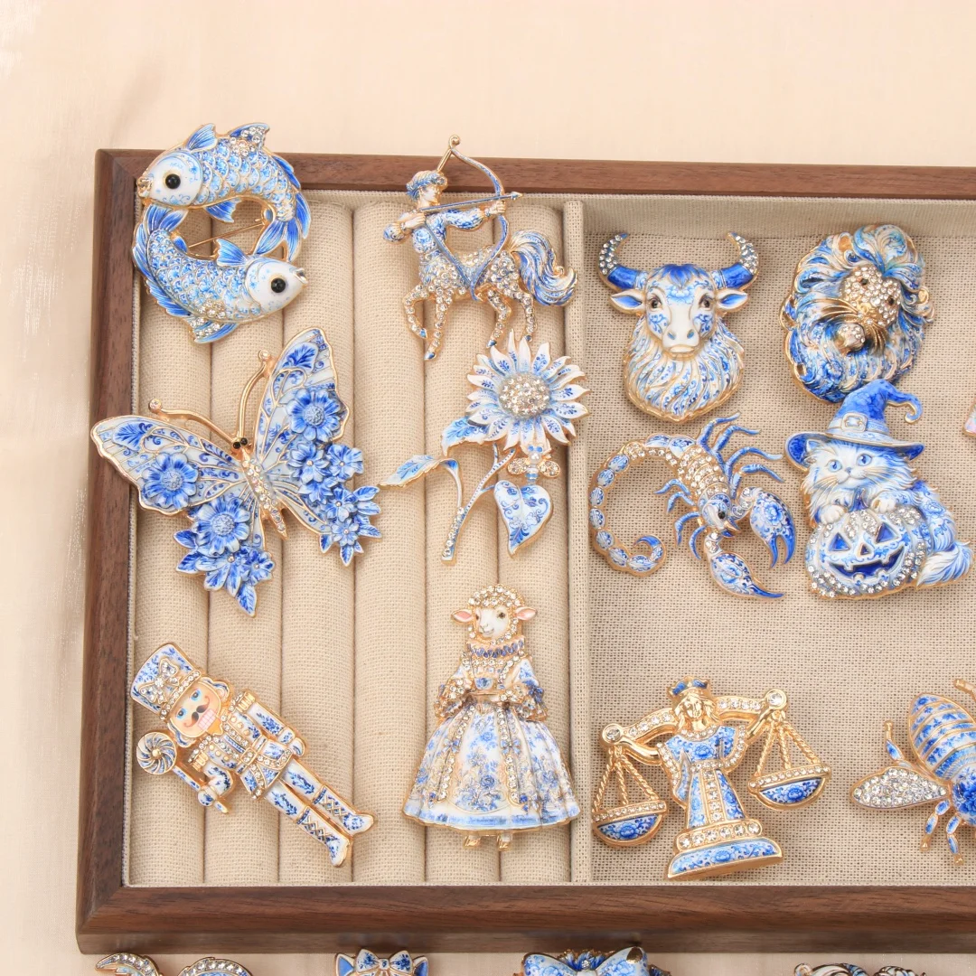 Baroque Luxury Blue-and-White Porcelain Zodiac Cat and Flower Soldier Design Brooch MenWomen, Jewelry Accessories, Party Gift